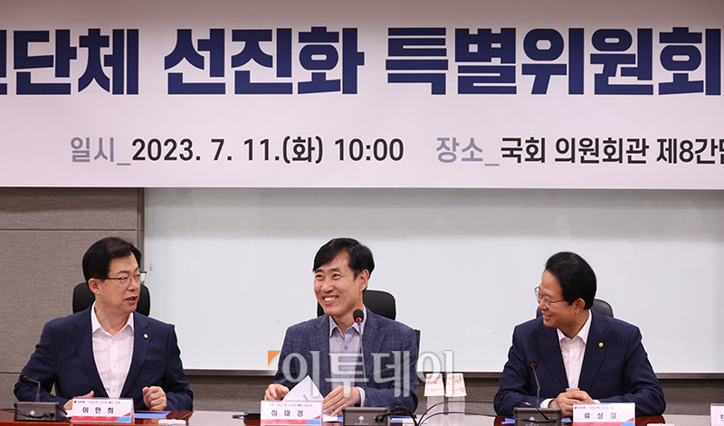 ▲11일 서울 여의도 국회 의원회관에서 열린 국민의힘 시민단체 선진화 특별위원회 8차 회의에서 하태경(가운데) 위원장이 이만희(왼쪽), 류성걸 의원과 대화하고 있다. 고이란 기자 photoeran@