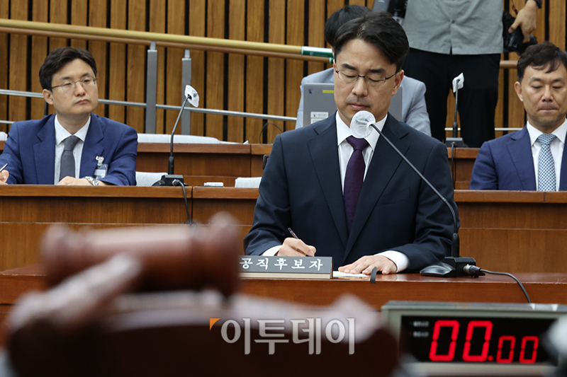 ▲권영준 대법관 후보자가 11일 서울 여의도 국회에서 열린 인사청문회에서 의원 질의를 경청하고 있다. 고이란 기자 photoeran@