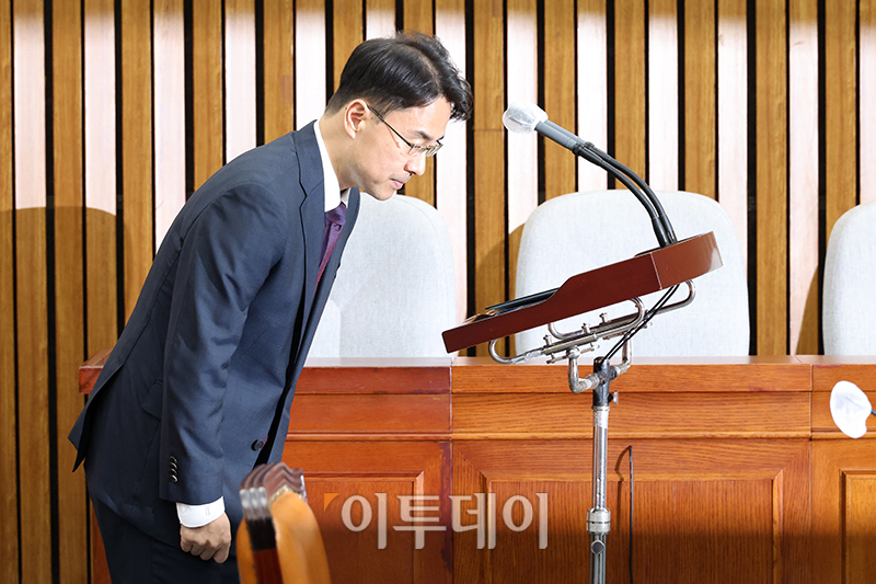 ▲권영준 대법관 후보자가 11일 서울 여의도 국회에서 열린 인사청문회에서 인사말을 마치고 인사하고 있다. 고이란 기자 photoeran@