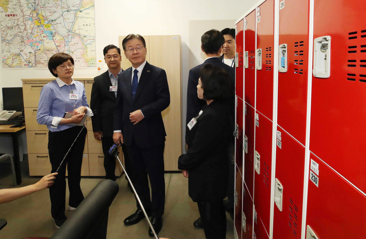 ▲이재명 더불어민주당 대표가 11일 경기 하남시 코스트코코리아 하남점을 찾아 지난달 폭염으로 사망한 쇼핑카트 관리 노동자 사건과 관련해 직원 휴게실을 살펴보고 있다. 신태현 기자 holjjak@