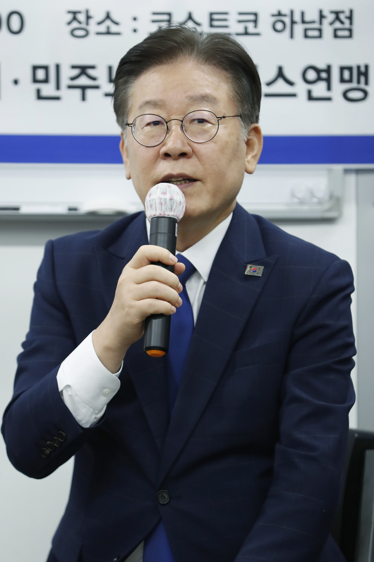 ▲이재명 더불어민주당 대표가 11일 경기 코스트코 하남점에서 노동자 사망사건 관련 혹서기 마트 노동현장 점검 후 열린 간담회에서 발언하고 있다. 신태현 기자 holjjak@