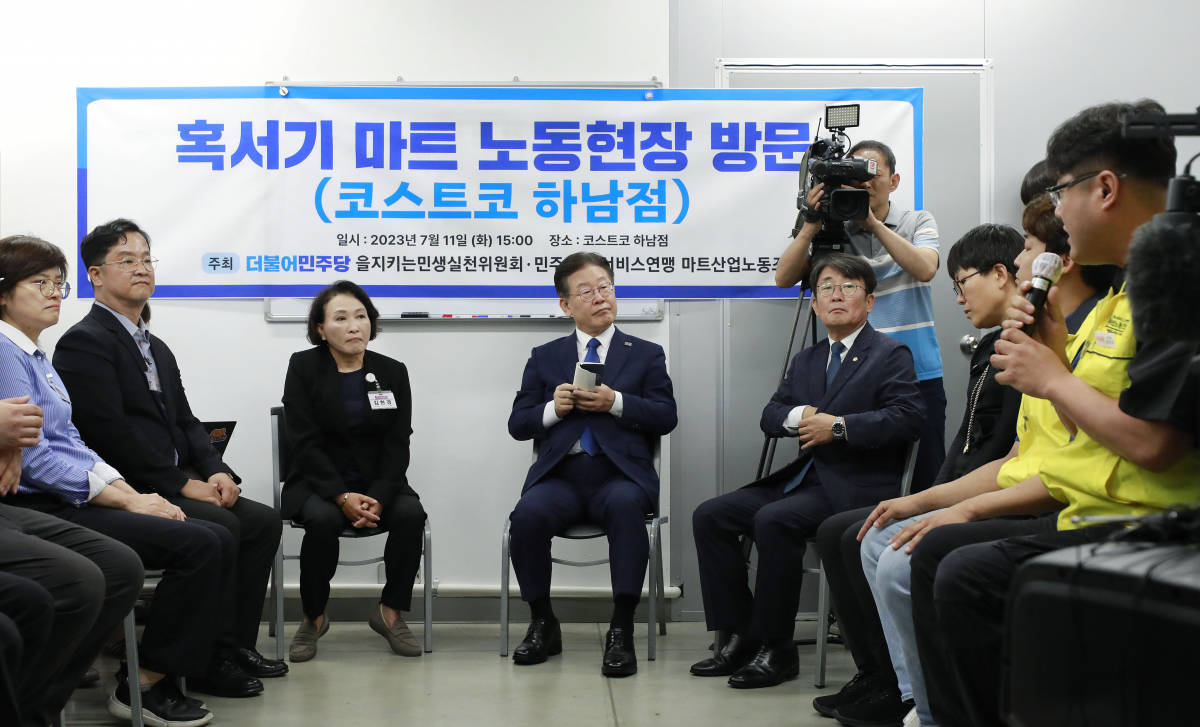 ▲이재명 더불어민주당 대표가 11일 경기 코스트코 하남점에서 노동자 사망사건 관련 혹서기 마트 노동현장 점검 후 열린 간담회에서 참석자의 발언을 듣고 있다. 신태현 기자 holjjak@