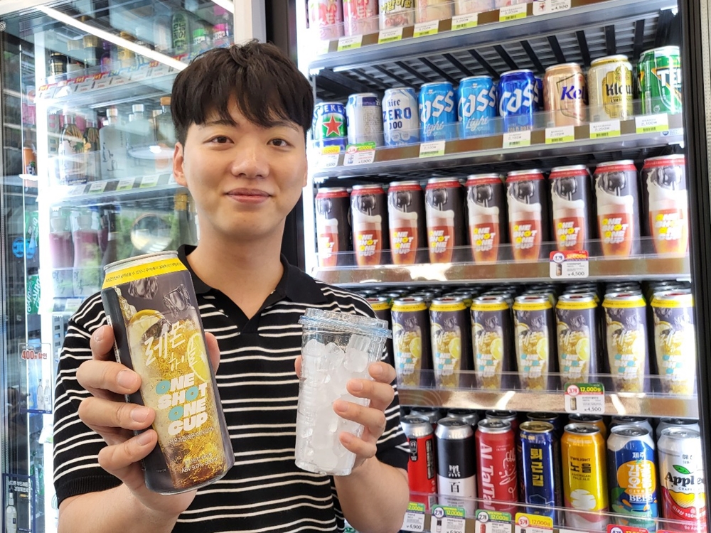 ▲CU 모델이 뚜껑 전체가 열려 쉽게 얼음을 넣어 마실 수 있는 풀오픈탭 하이볼을 들고 있다. (사진제공=BGF리테일)