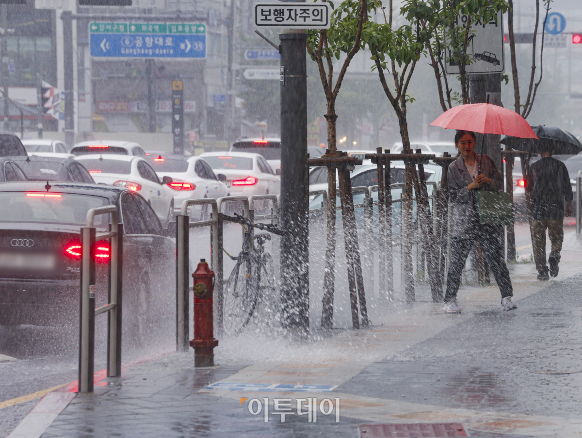 ▲서울 전역에 호우주의보가 내려진 11일 오후 서울 강서구 발산역 일대에서 우산을 쓴 시민들이 발걸음을 재촉하고 있다. 조현호 기자 hyunho@
