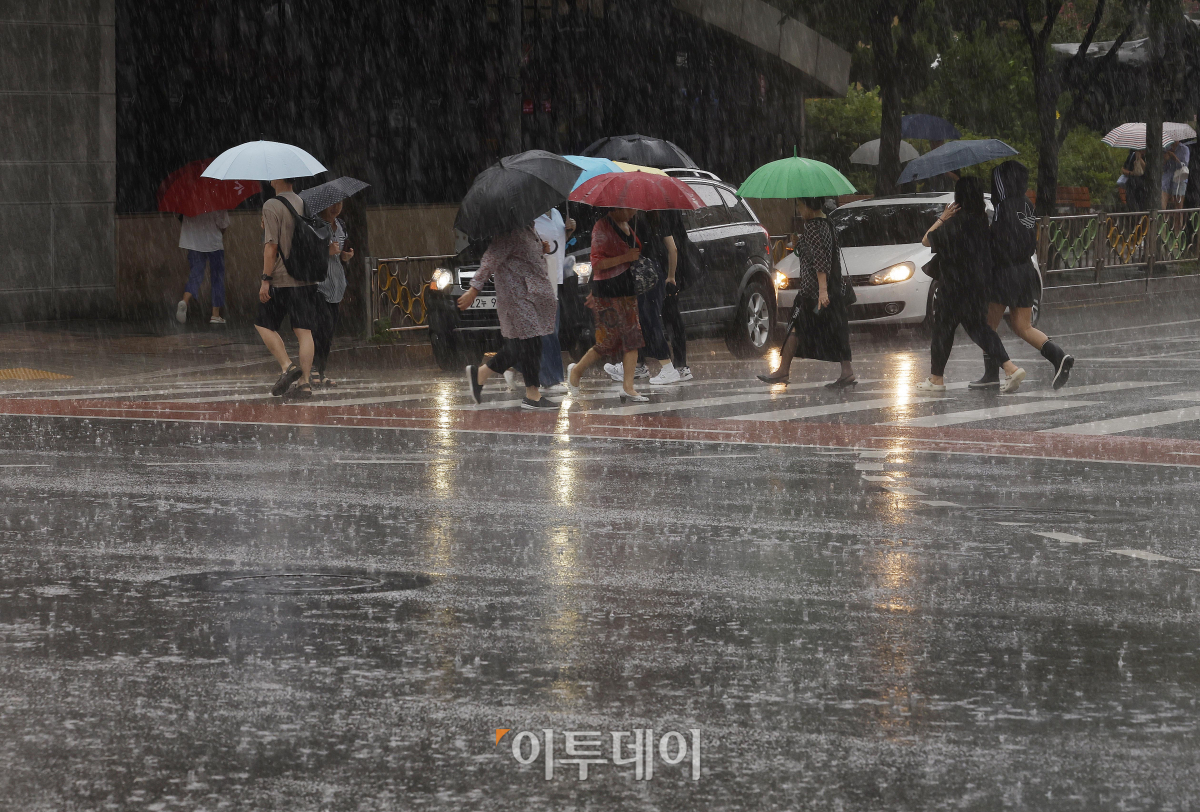 ▲서울 전역에 호우주의보가 내려진 11일 오후 서울 강서구 발산역 일대에서 우산을 쓴 시민들이 발걸음을 재촉하고 있다. 조현호 기자 hyunho@