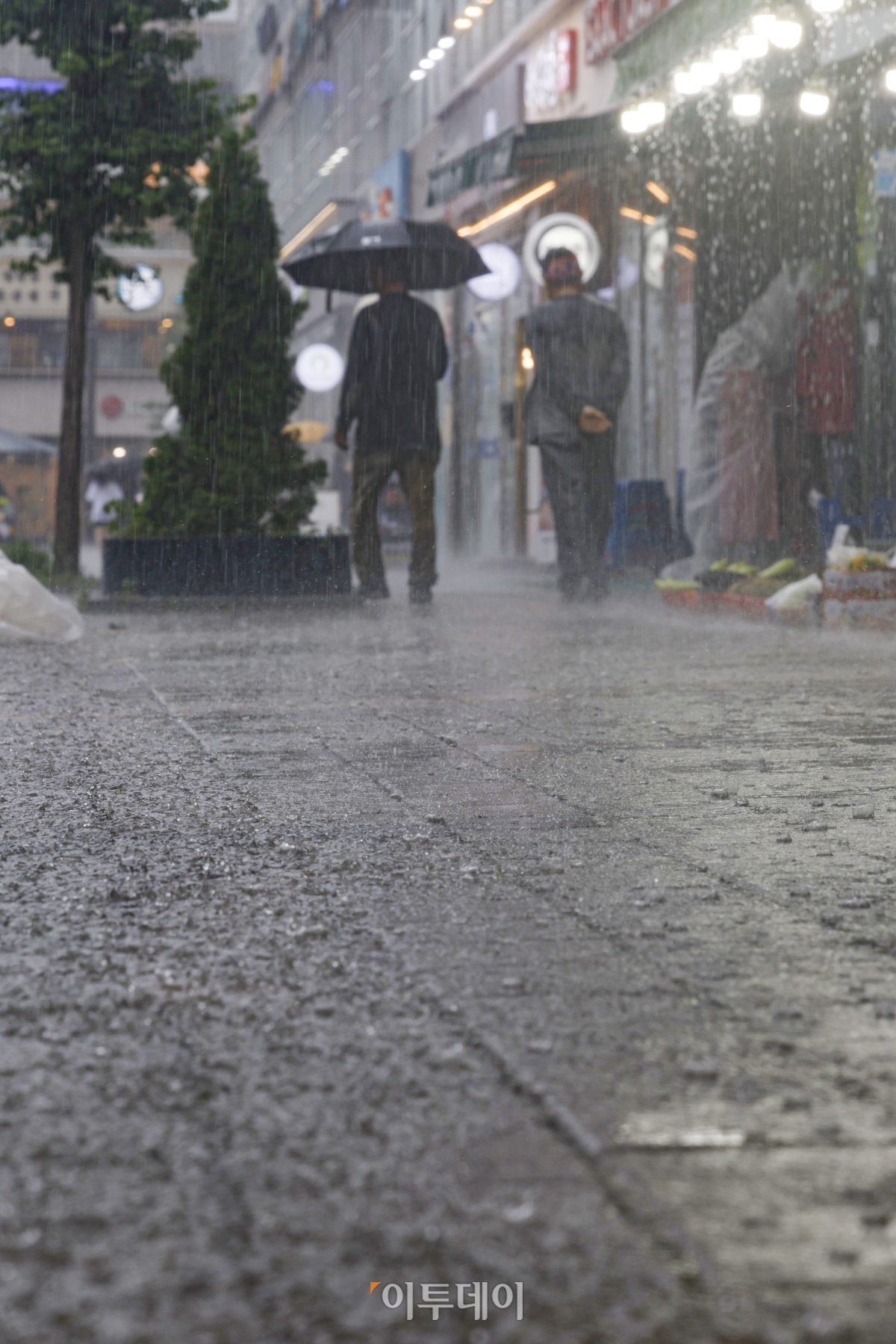 ▲서울 전역에 호우주의보가 내려진 11일 오후 서울 강서구 발산역 일대에서 우산을 쓴 시민들이 발걸음을 재촉하고 있다. 조현호 기자 hyunho@