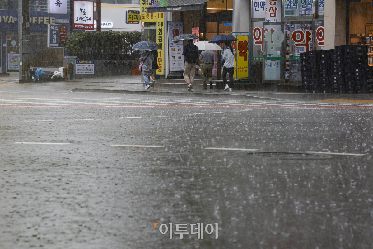 ▲서울 전역에 호우주의보가 내려진 11일 오후 서울 강서구 발산역 일대에서 우산을 쓴 시민들이 발걸음을 재촉하고 있다. 조현호 기자 hyunho@