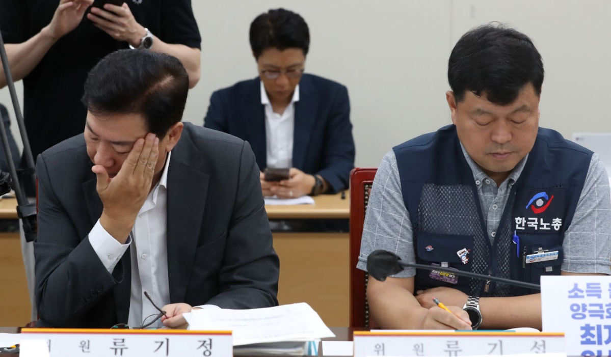 ▲11일 세종시 정부세종청사에서 열린 최저임금위원회 12차 전원회의에서 류기정 사용자 위원이 고민스런 표정을 짓고 있다. 오른쪽은 류기섭 근로자 위원. (뉴시스)