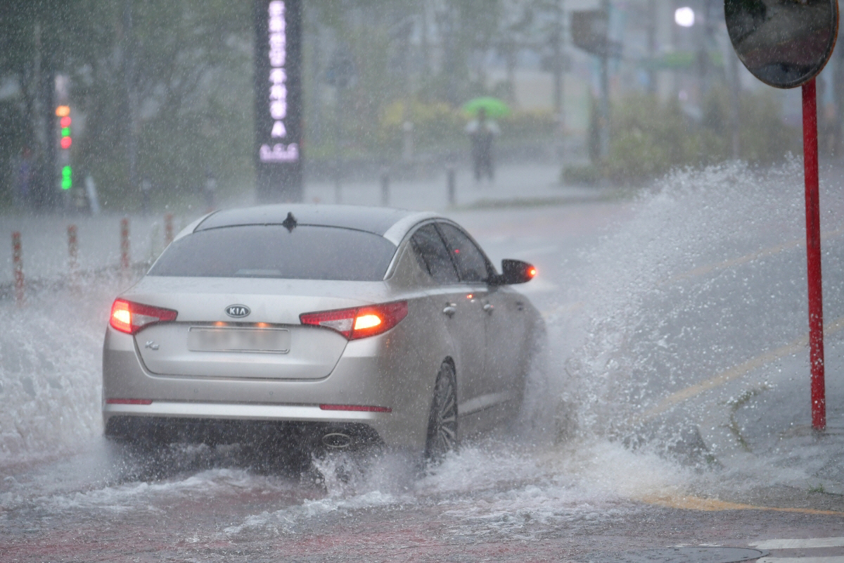 ▲11일 오전 광주 동구 국립아시아문화전당 주변에 내리는 소낙성 폭우를 뚫고 한 차량이 빗물을 튀기며 달리고 있다. (뉴시스)
