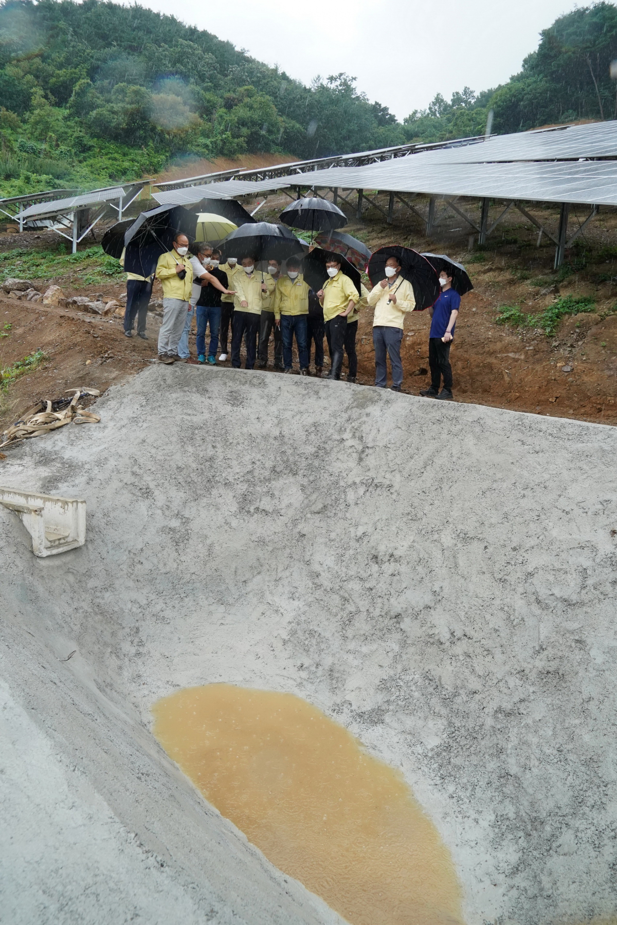 ▲2021년 7월 3일 산림청 관계자가 폭우 피해가 우려되는 산지태양광 시설지에 대해 중점 현장점검을 벌이고 있다. (사진제공=산림청)