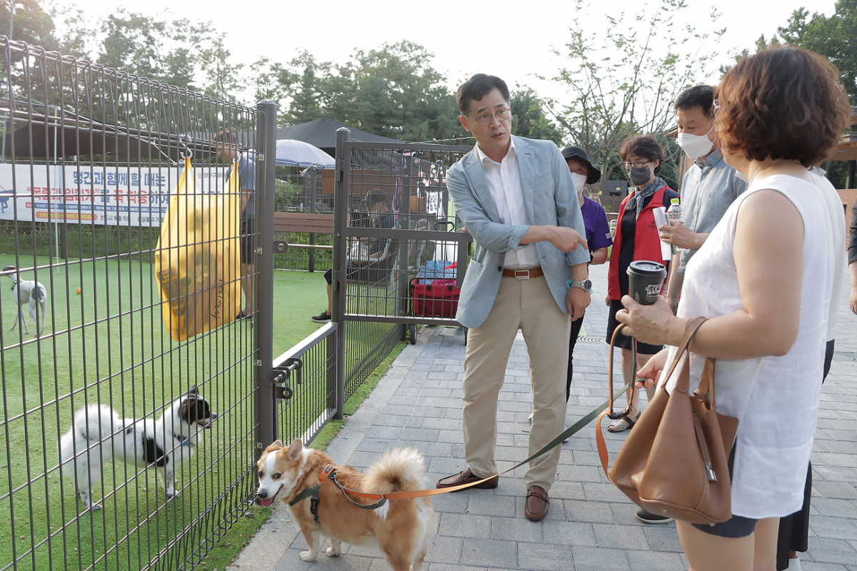 ▲용왕산 반려견쉼터를 찾아 주민과 대화 중인 이기재 양천구청장. (자료제공=양천구)