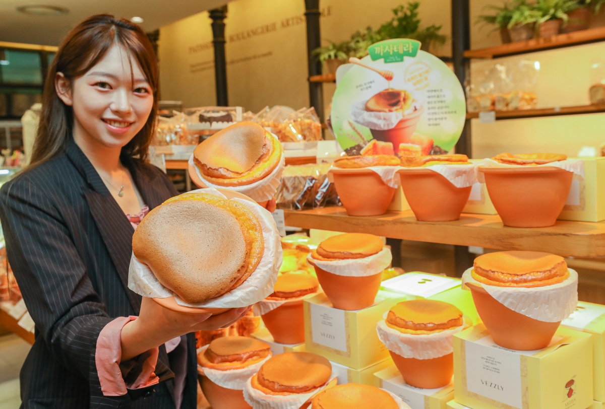 ▲현대그린푸드 베즐리 직원이 12일 '까사테라'를 소개하고 있다. (사진제공=현대그린푸드)