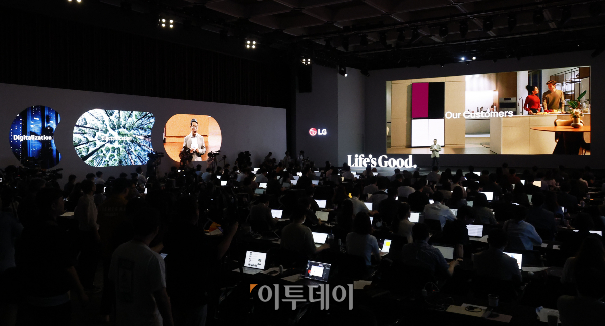 ▲조주완 LG전자 사장이 12일 서울 강서구 마곡 LG사이언스파크에서 열린 'LG전자 중·장기 미래 비전 및 사업전략 발표회'에서 사업전략을 발표하고 있다. 조현호 기자 hunho@