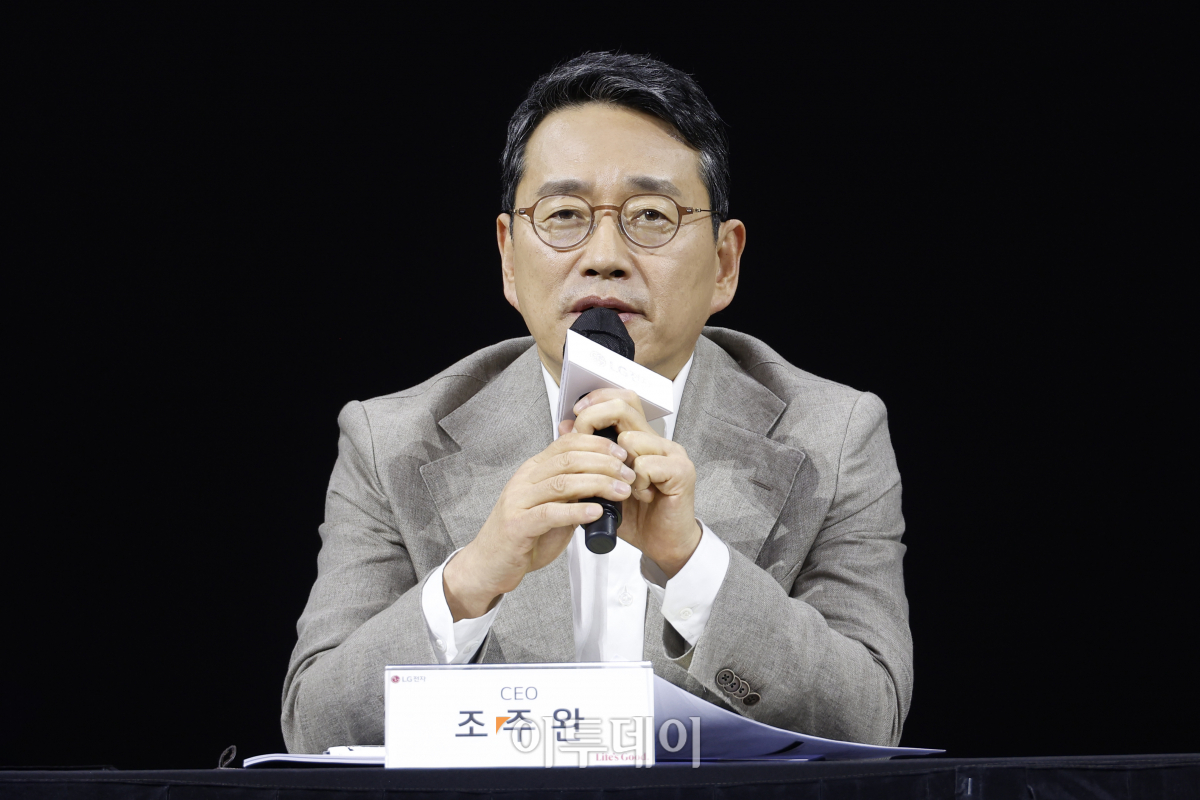 ▲조주완 LG전자 사장과 임원들이 12일 서울 강서구 마곡 LG사이언스파크에서 열린 'LG전자 중·장기 미래 비전 및 사업전략 발표회' 에서 기자간담회를 하고 있다. 조현호 기자 hunho@