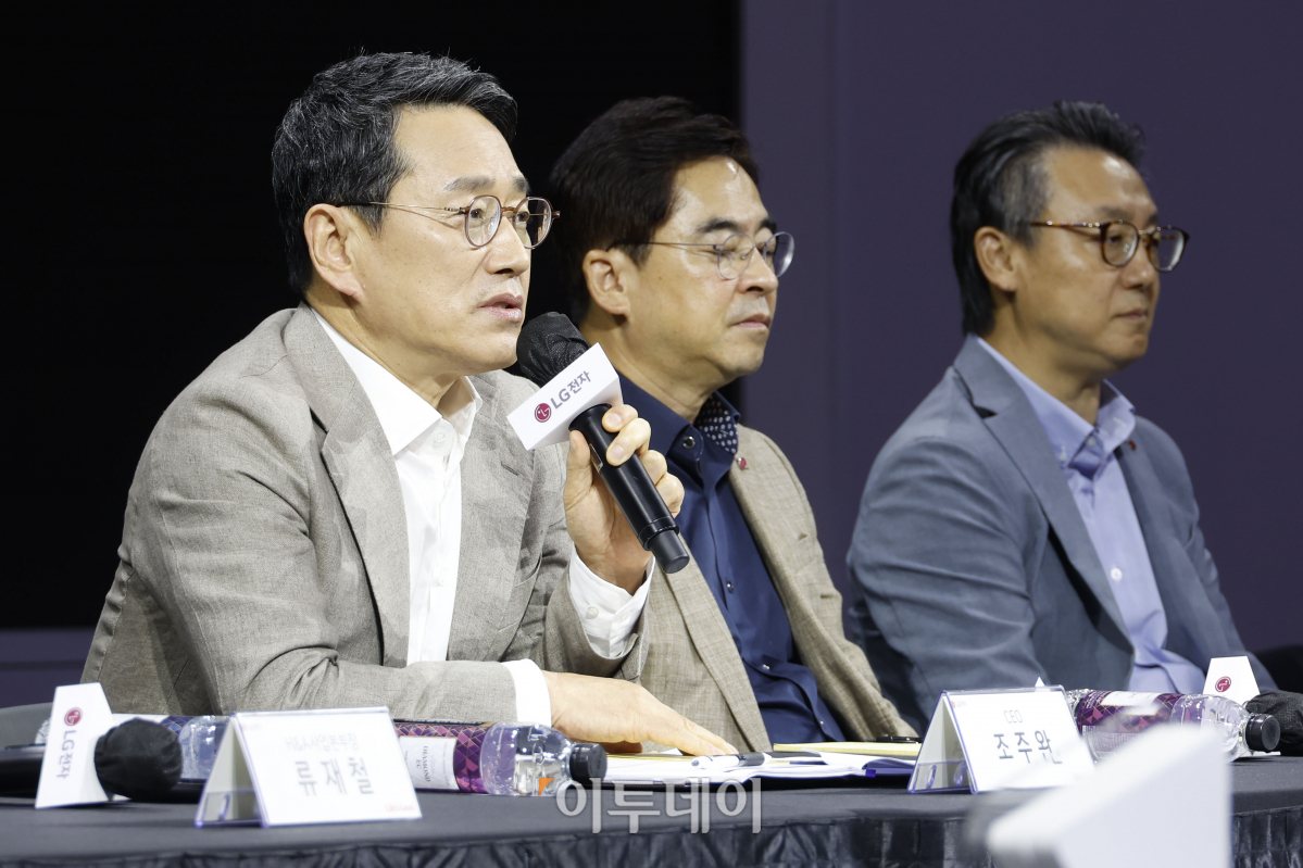 ▲조주완 LG전자 사장과 임원들이 12일 서울 강서구 마곡 LG사이언스파크에서 열린 'LG전자 중·장기 미래 비전 및 사업전략 발표회' 에서 기자간담회를 하고 있다. 조현호 기자 hunho@