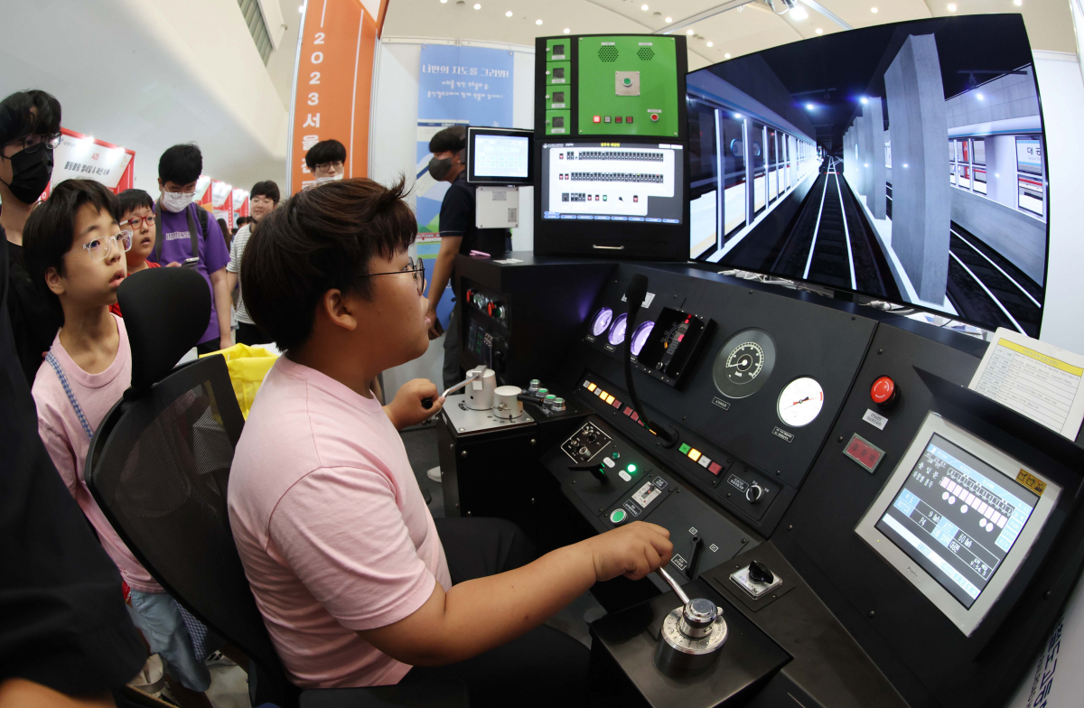 ▲12일 서울 중구 DDP에서 열린 ‘2023 서울진로직업박람회’에서 학생들이 지하철 기관사 체험을 하고 있다. 코로나19이후 4년 만에 대면행사로 15일까지 진행되는 서울진로직업박람회는 초·중·고 학생과 청소년이 자신을 이해하고 희망하는 진로를 찾도록 돕는 체험, 특강, 상담 등이 제공되는 자리다. 신태현 기자 holjjak@