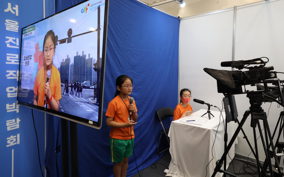 ▲12일 서울 중구 DDP에서 열린 ‘2023 서울진로직업박람회’에서 학생들이 기자 체험을 하고 있다. 코로나19이후 4년 만에 대면행사로 15일까지 진행되는 서울진로직업박람회는 초·중·고 학생과 청소년이 자신을 이해하고 희망하는 진로를 찾도록 돕는 체험, 특강, 상담 등이 제공되는 자리다. 신태현 기자 holjjak@