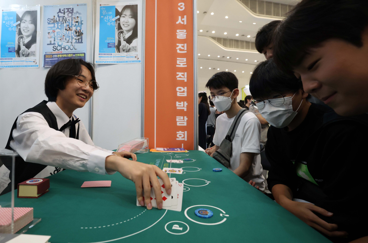 ▲12일 서울 중구 DDP에서 열린 ‘2023 서울진로직업박람회’에서 학생들이 지하철 카지노 딜러 체험을 하고 있다. 코로나19이후 4년 만에 대면행사로 15일까지 진행되는 서울진로직업박람회는 초·중·고 학생과 청소년이 자신을 이해하고 희망하는 진로를 찾도록 돕는 체험, 특강, 상담 등이 제공되는 자리다. 신태현 기자 holjjak@