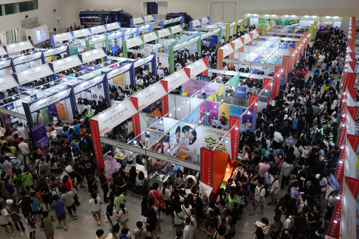 ▲12일 서울 중구 DDP에서 열린 ‘2023 서울진로직업박람회’ 행사장이 학생들로 붐비고 있다. 코로나19이후 4년 만에 대면행사로 15일까지 진행되는 서울진로직업박람회는 초·중·고 학생과 청소년이 자신을 이해하고 희망하는 진로를 찾도록 돕는 체험, 특강, 상담 등이 제공되는 자리다. 신태현 기자 holjjak@