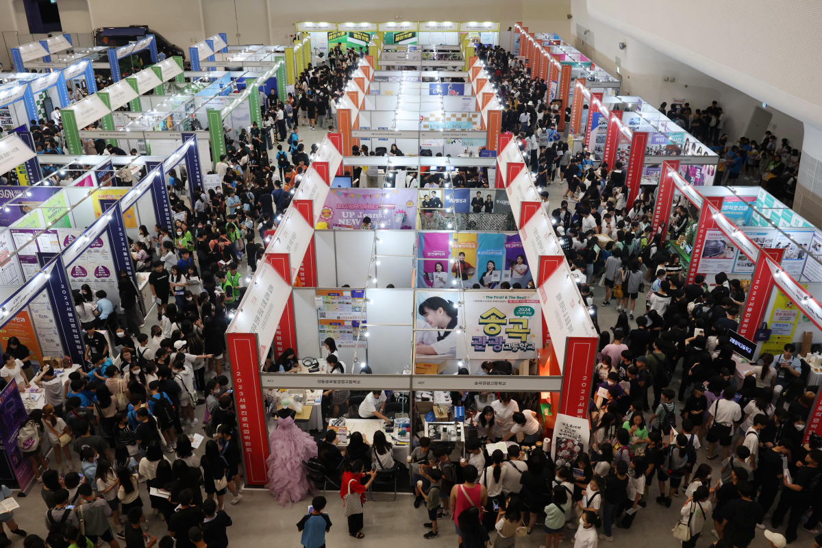 ▲12일 서울 중구 DDP에서 열린 ‘2023 서울진로직업박람회’ 행사장이 학생들로 붐비고 있다. 코로나19이후 4년 만에 대면행사로 15일까지 진행되는 서울진로직업박람회는 초·중·고 학생과 청소년이 자신을 이해하고 희망하는 진로를 찾도록 돕는 체험, 특강, 상담 등이 제공되는 자리다. 신태현 기자 holjjak@