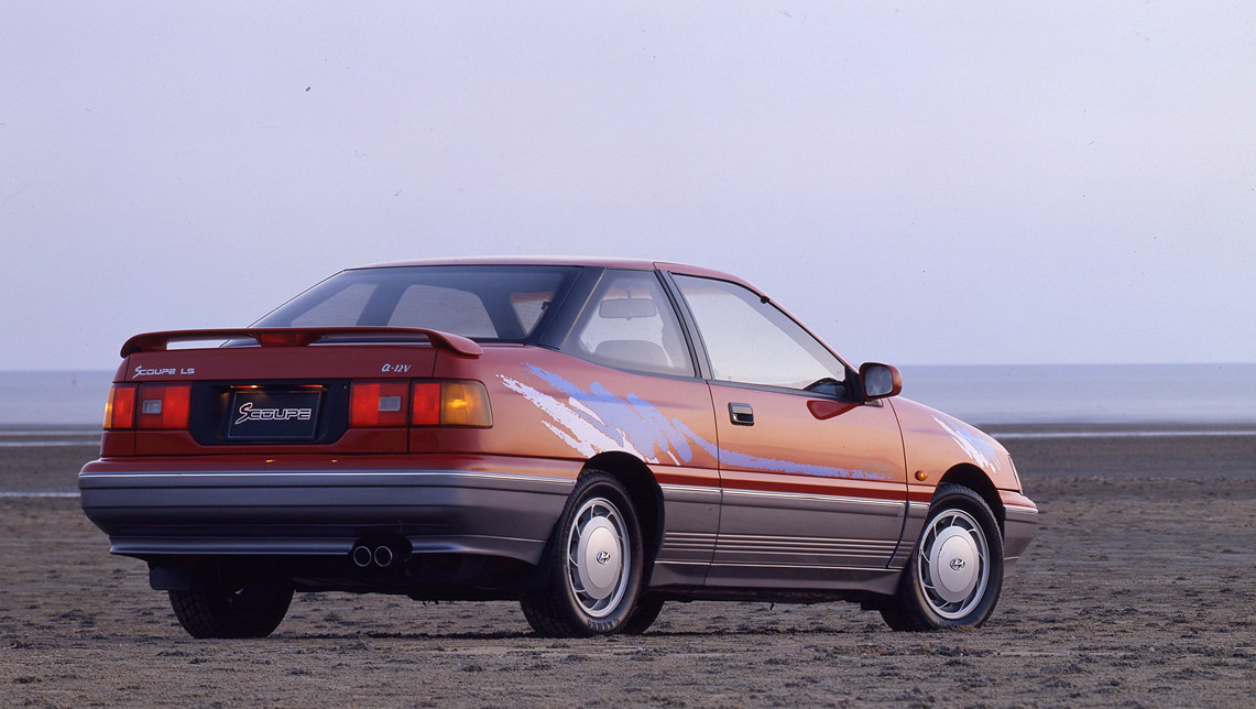 ▲국내 최초의 과급기(터보) 모델은 현대차 스쿠프(Scoupe)였다. 소형차인 엑셀 플랫폼을 활용한 2도어 쿠페였다. 흡기 밸브가 하나씩 더 달린 12밸브 엔진 위에 터보를 얹고, 0→100km/h 가속 10초의 벽을 처음 깨트린 국산차로 이름을 남겼다.  (출처=광고연구원)