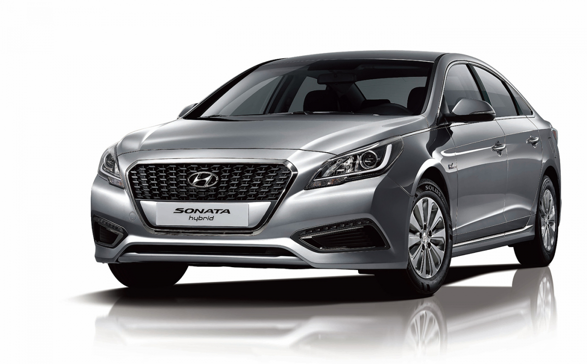 ▲현대차그룹에서는 LF쏘나타가 '중형차=2000cc' 등식을 처음 깼다. 디젤과 하이브리드를 비롯해 다양한 제품군이 특징이었다. 1.6ℓ급 엔진을 처음 얹었던 쏘나타이기도 하다.  (사진제공=현대차)