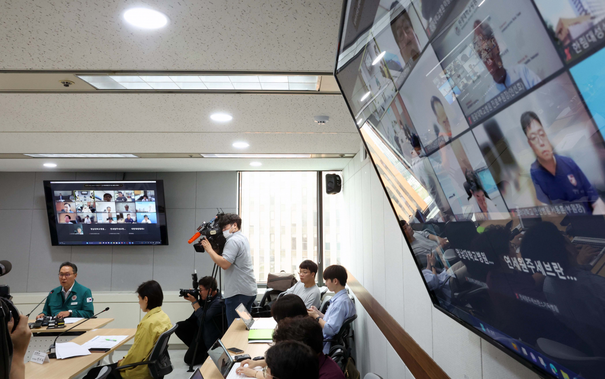 ▲박민수 보건복지부 2차관이 12일 서울 중구 범부처재생의료기술개발사업단에서 화상으로 열린 보건의료노조 파업 관련 상급종합병원과의 간담회에서 모두발언을 하고 있다. 신태현 기자 holjjak@