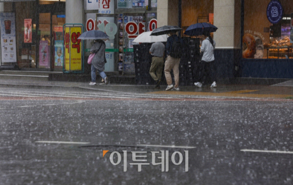 ▲서울 전역에 호우주의보가 내려진 11일 오후 서울 강서구 발산역 일대에서 우산을 쓴 시민들이 발걸음을 재촉하고 있다. 조현호 기자 hyunho@
