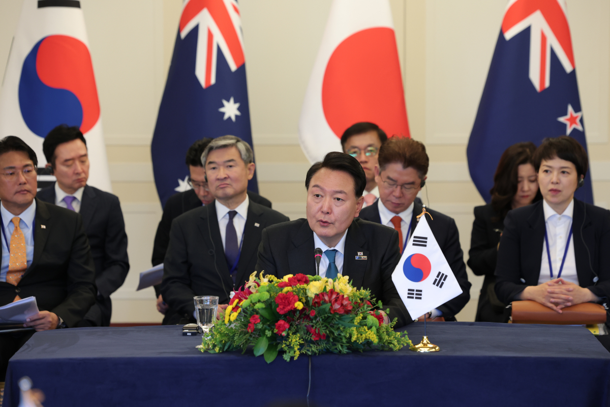 ▲북대서양조약기구(NATO·나토) 정상회의에 참석한 윤석열 대통령이 12일(현지시간) 빌뉴스 한 호텔에서 열린 한국·일본·호주·뉴질랜드 4개국(AP4) 정상회담에서 발언하고 있다. (연합뉴스)