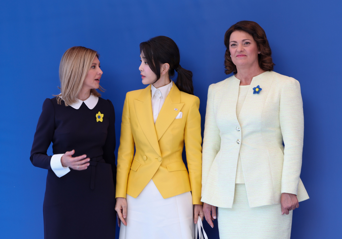 ▲김건희 여사가 12일(현지시간) 빌뉴스 우크라이나센터에서 올레나 젤렌스카 우크라이나 영부인과 대화하고 있다. (연합뉴스)