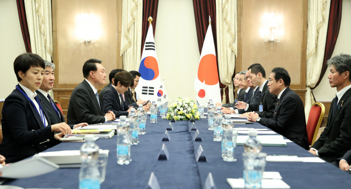 ▲북대서양조약기구(NATO·나토) 정상회의 참석차 리투아니아를 방문 중인 윤석열 대통령이 12일 빌뉴스 한 호텔에서 기시다 후미오 일본 총리와 한일 정상회담을 하고 있다. (연합뉴스)