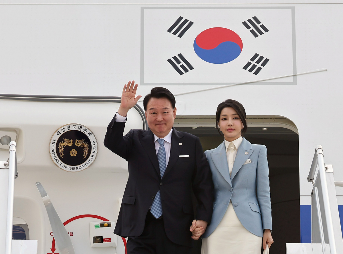 ▲북대서양조약기구(NATO·나토) 정상회의 참석을 마치고 폴란드 공식 방문 일정에 들어가는 윤석열 대통령과 김건희 여사가 12일 오후(현지시간) 바르샤바 쇼팽 국제공항에 도착, 전용기인 공군 1호기에서 내리며 영접객을 향해 손을 들어 인사하고 있다. (연합뉴스)