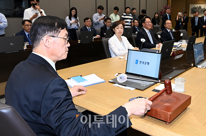 ▲이창용 한국은행 총재가 13일 서울 중구 한국은행에서 열린 금융통화위원회를 주재하고 있다. 사진공동취재단