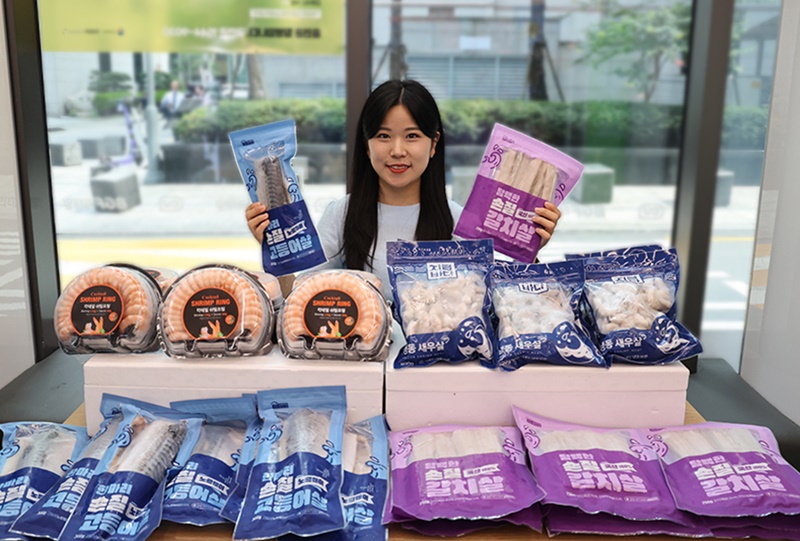 ▲편의점 CU 모델이 13일부터 판매를 시작한 소포장 냉동 생선 제품을 선보이고 있다. (사진제공=BGF리테일)