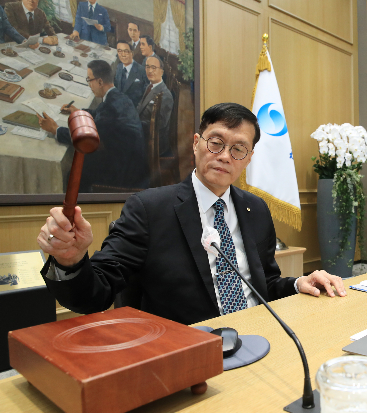 ▲이창용 한국은행 총재가 13일 오전 서울 중구 한국은행에서 열린 금융통화위원회 본회의에서 회의를 주재하고 있다. (사진제공=한국은행)
