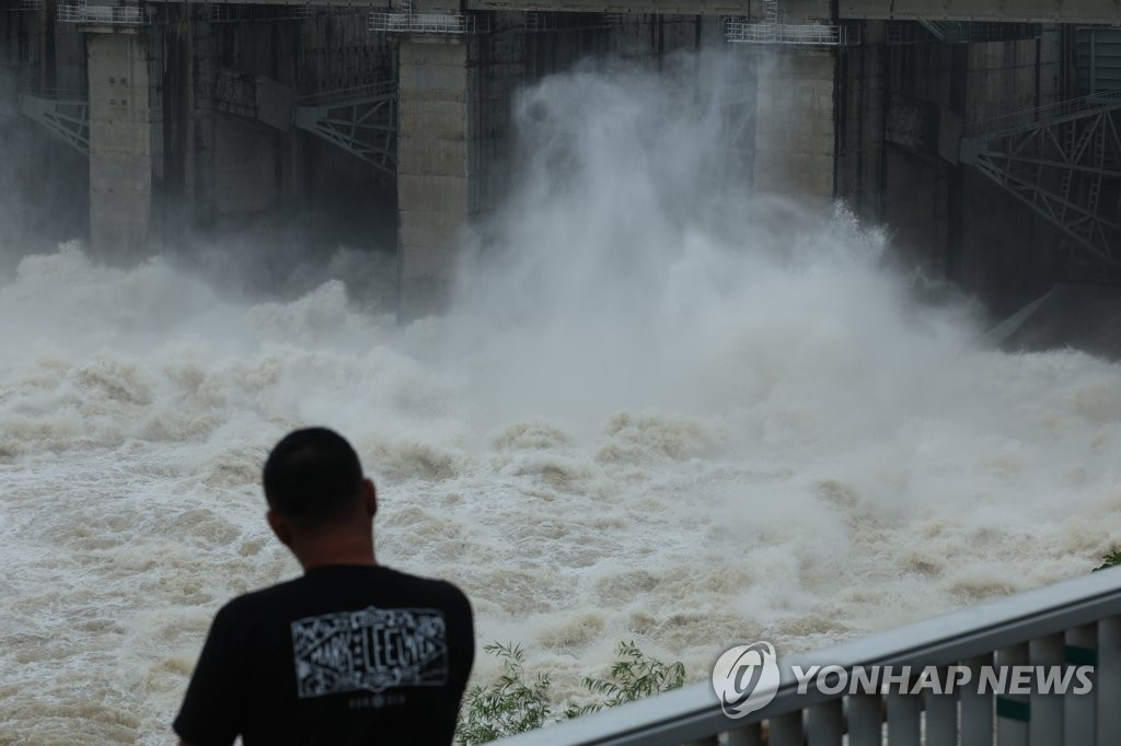 ▲ 집중호우가 지나간 12일 오전 경기도 하남시 팔당댐 수문이 개방돼 물이 방류되고 있다. (연합뉴스)