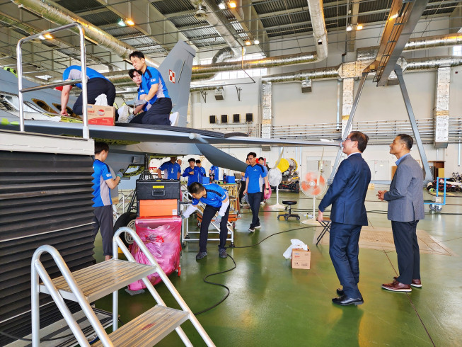 ▲KAI 강구영 사장이 폴란드 민스크 공군기지를 방문해 FA-50GF 현지 재조립 현장을 점검하고 있다. (사진=KAI제공)