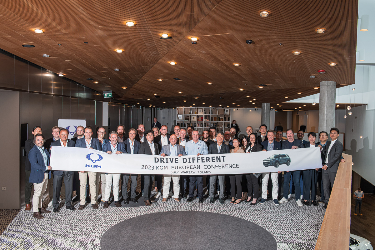 ▲11일, 13일(현지시간) 폴란드 바르샤바에서 열린 토레스 출시 행사 참가자들이 기념 사진을 촬영하는 모습. 앞줄 왼쪽부터 9번째 곽재선 KG 모빌리티 회장. (사진제공=KG모빌리티)
