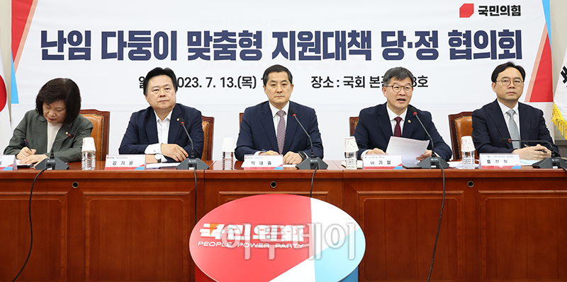 ▲이기일 보건복지부 제1차관이 13일 서울 여의도 국회에서 열린 난임 다둥이 맞춤형 지원대책 당정 협의회에서 발언을 하고 있다. 고이란 기자 photoeran@