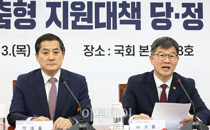 ▲이기일 보건복지부 제1차관이 13일 서울 여의도 국회에서 열린 난임 다둥이 맞춤형 지원대책 당정 협의회에서 발언을 하고 있다. 왼쪽은 박대출 국민의힘 정책위의장. 고이란 기자 photoeran@