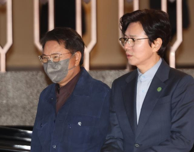 ▲김민종(오른쪽)이 이수만 SM엔터테인먼트 전 총괄 프로듀서와 함께 2월 서울 그랜드 하얏트 호텔에서 열린 ‘한·몽 경제인 만찬’에 참석하고 있다. 연합뉴스