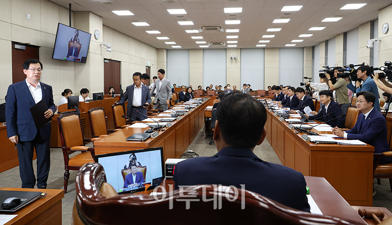 ▲13일 서울 여의도 국회에서 열린 행정안전위원회 이태원참사 특별법안 입법 공청회에서 이만희(왼쪽) 간사를 비롯한 국민의힘 의원들이 특별법 제정에 반대하며 퇴장하고 있다. 오른쪽은 강병원 더불어민주당 간사. 고이란 기자 photoeran@