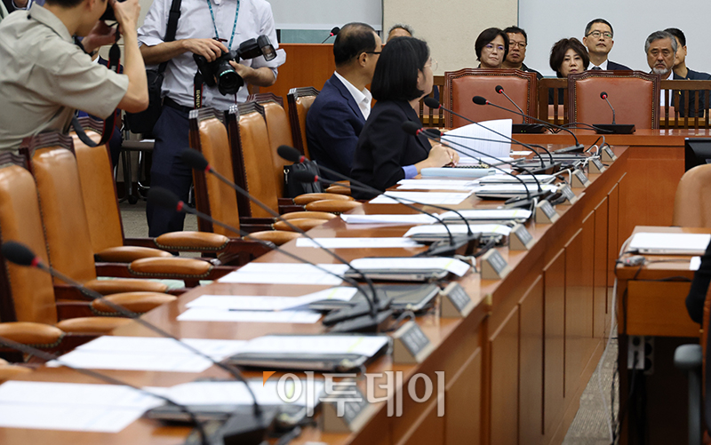 ▲13일 서울 여의도 국회에서 열린 행정안전위원회 이태원참사 특별법안 입법 공청회에서 유가족들이 특별법 제정에 반대하며 퇴장한 국민의힘 의원들의 빈자리를 바라보고 있다. 고이란 기자 photoeran@