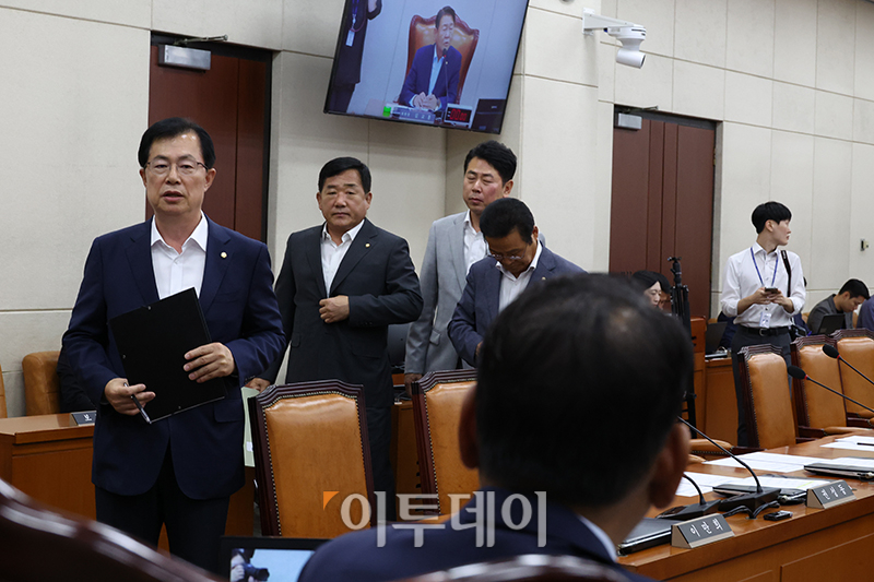 ▲13일 서울 여의도 국회에서 열린 행정안전위원회 이태원참사 특별법안 입법 공청회에서 이만희(왼쪽) 간사를 비롯한 국민의힘 의원들이 특별법 제정에 반대하며 퇴장하고 있다. 고이란 기자 photoeran@
