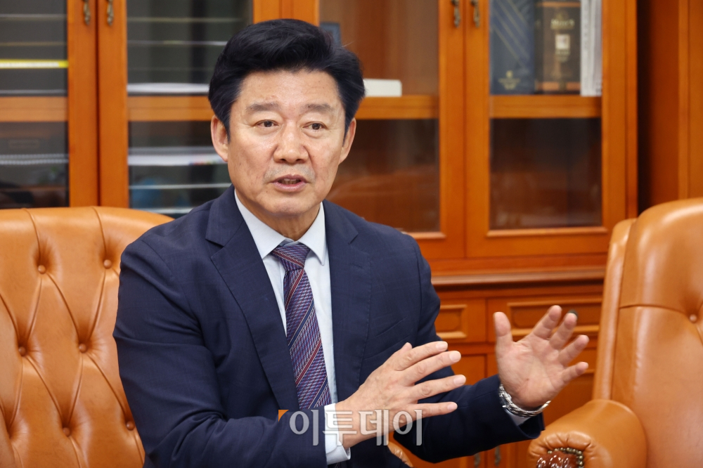 ▲박상철 국회 입법조사처장이 12일 서울 여의도 국회도서관에 위치한 집무실에서 이투데이와 인터뷰를 하고 있다. 고이란 기자 photoeran@ (이투데이DB)