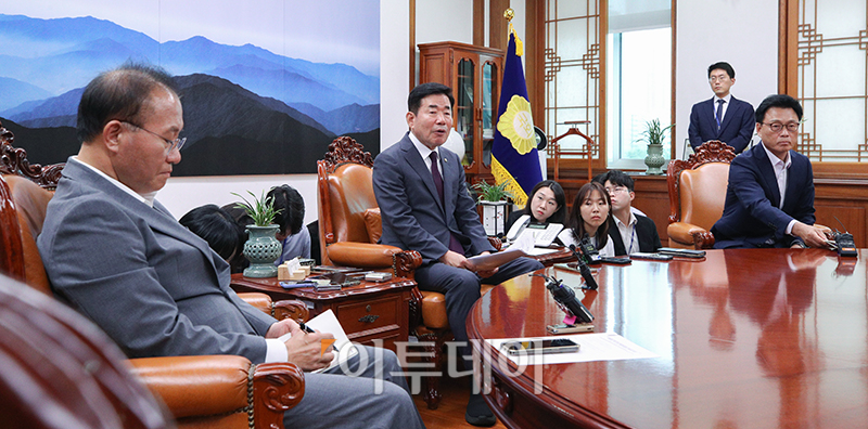 ▲김진표(가운데) 국회의장이 13일 서울 여의도 국회에서 박광온(오른쪽) 더불어민주당 원내대표, 윤재옥 국민의힘 원내대표와 회동하고 있다. 고이란 기자 photoeran@