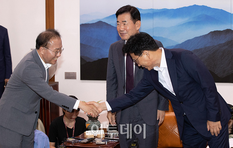 ▲13일 서울 여의도 국회에서 열린 국회의장-교섭단체 원내대표 회동에서 박광온(오른쪽) 더불어민주당 원내대표와 윤재옥 국민의힘 원내대표가 인사하고 있다. 가운데는 김진표 국회의장. 고이란 기자 photoeran@