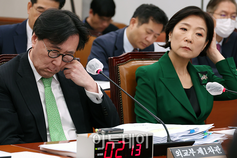 ▲장호진(왼쪽) 외교부 1차관과 오영주 외교부 2차관이 13일 서울 여의도 국회에서 열린 외교통일위원회 전체회의에 참석하고 있다. 고이란 기자 photoeran@