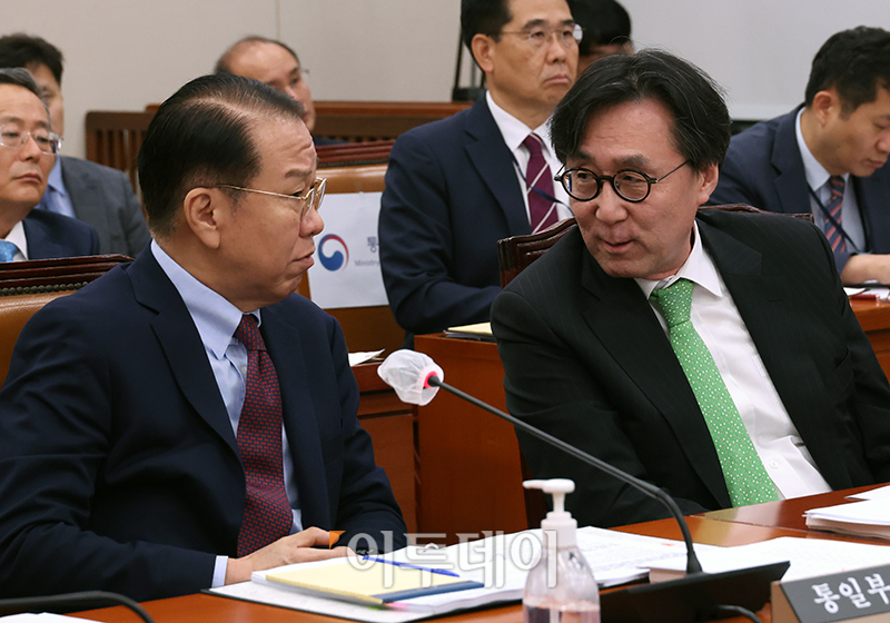▲권영세(왼쪽) 통일부 장관과 장호진 외교부 1차관이 13일 서울 여의도 국회에서 열린 외교통일위원회 전체회의에서 대화하고 있다. 고이란 기자 photoeran@