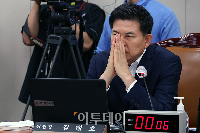 ▲13일 서울 여의도 국회에서 열린 외교통일위원회 전체회의에서 김태호 위원장이 생각에 잠겨있다. 고이란 기자 photoeran@